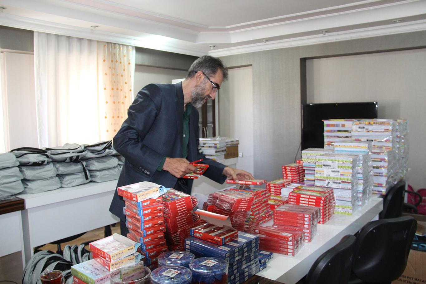 Yetimler Vakfı bin yetim öğrenciye kırtasiye yardımı yapacak Yetimler Vakfı bin yetim öğrenciye kırtasiye yardımı yapacak